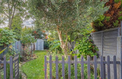 "FurnishedRentals Direct" WiggenHouse Stylish 3 Bedroom house Sleeps 8 with Free Parking, 2 Bathrooms, near to Watford High Street and Watford Football Stadium, Suitable for visiting Harry Potter Warner Bros Studio and London - Photo 21