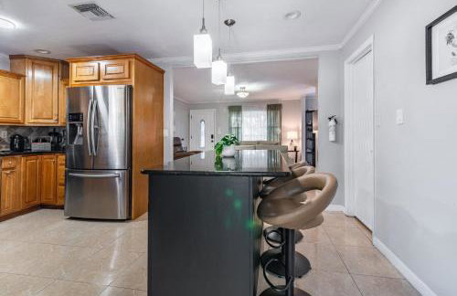 Family Retreat with Pool Fenced Yard AC - Foto 11