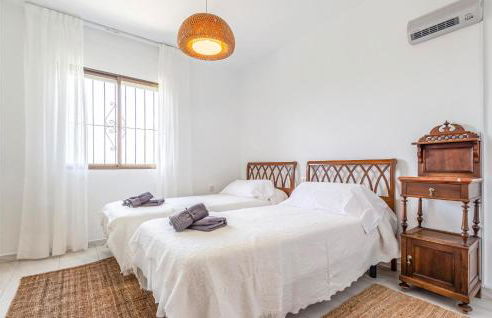 Gorgeous Home In Alhaurin De La Torre - Photo 27