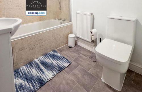 Centrally Located House By Properties With Joy Short Lets and Serviced Accommodation Ashton Ideal for Monthly Stay - Foto 13