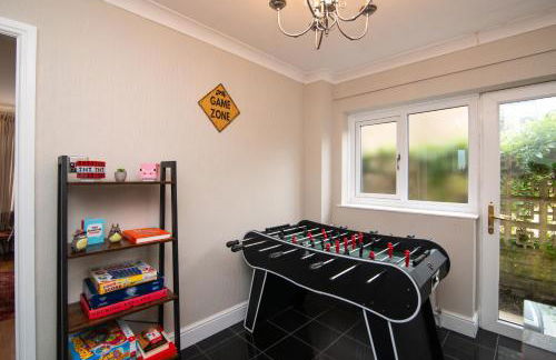 Spacious 4 Bed Holiday Home with Hot Tub & Parking near Matlock Peak District - Foto 34