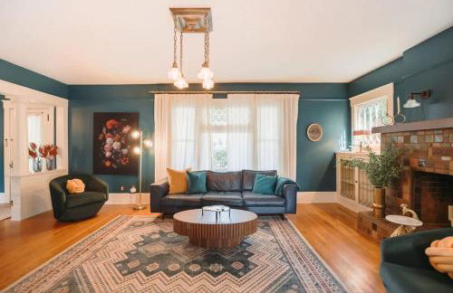 Gorgeous Eccentric Family Home with Cowboy Pool - Foto 3