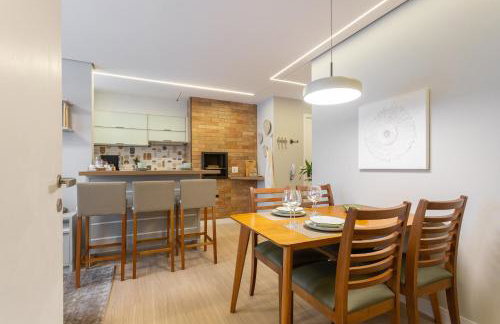 Apto 2qts, Ar Condicionado, Piscina, Churrasqueira, Finamente Mobiliado e Decorado - Foto 1