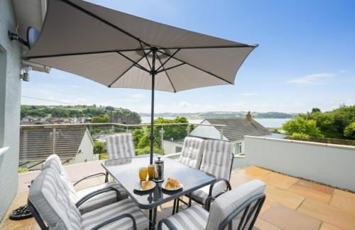 Lloret, Contemporary Retreat with Hot Tub & Waterside Views - Photo 17