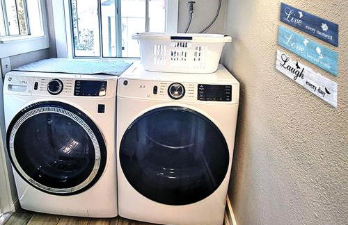 Beautiful Guesthouse, Sleeps 4 - Kitchen, Private Laundry, AC, Parking, 65' TV, Close to Stores, Restaurants & Beach - Foto 11