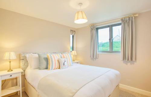 Beautiful Seaside Holiday Home - Photo 3