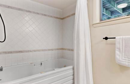 Salty Dolphin by Bayley Vacation Rentals - Foto 17