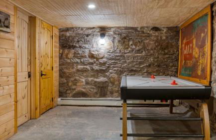 Mins to Hunter Mountain • Sleeps 36 • Pool Spa Games Bar Cozy Peaks Lodge by AvantStay - Foto 28