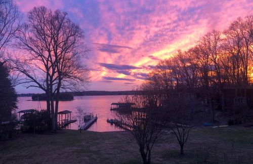 Scenic Smith Mountain Lake Getaway with Deck and Dock! - Foto 39