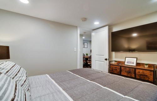 Modern Stark Home with Game Room, Grill and Fire Pit - Foto 18