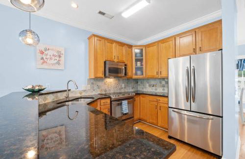 Stay at The Salty Gal - 4 Minute Walk to both Carolina and Kure Beaches - Foto 8