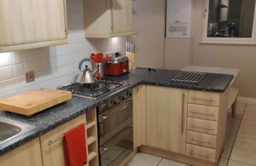 Next to the Palace and Royal Mile with parking - Photo 4