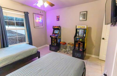 Neon Vibes Outdoor TV Hot Tub Arcade Room - Foto 34