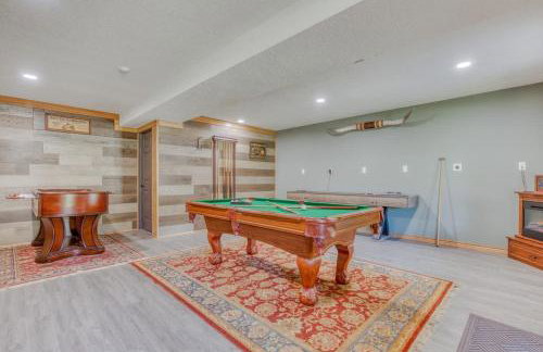 Iron Mountain - Spacious Secluded Lodge with Hot Tub & Game Room - Photo 57