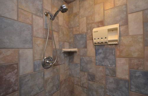 Crosby Backyard Oasis with Weekday Specials! - Foto 26