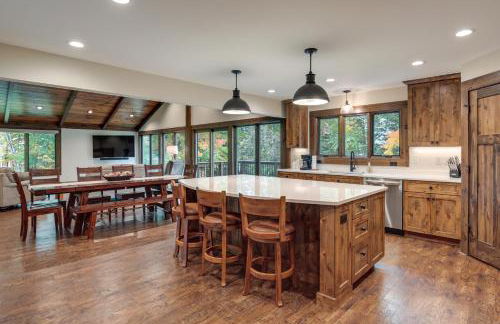 Impressive Presque Isle Lake House with Water Access - Foto 7