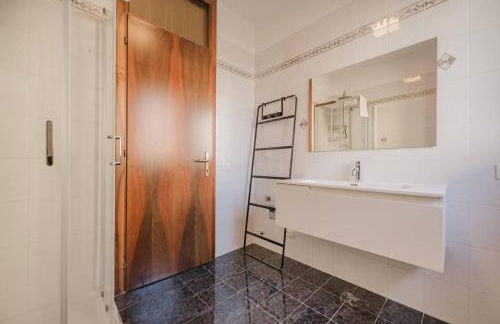 Unico Apt 3B, 2 ospiti, Parcheggio gratis, 10 minuti da Venezia - Photo 16