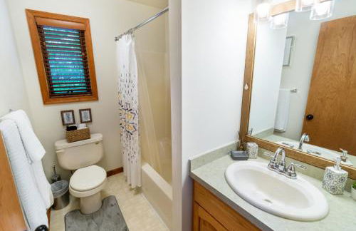 Serenity Falls - Stylish 4Bdr Mountain Retreat, Hot Tub, Pool - Foto 15