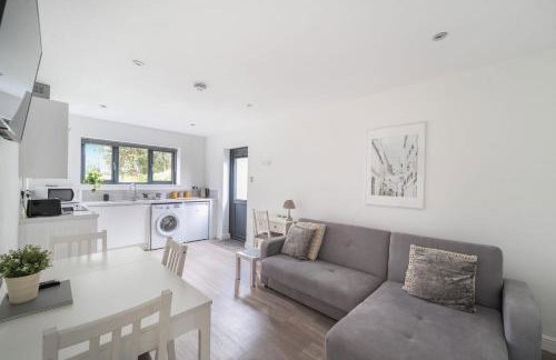 Large modern self contained apartment in Lymington - Photo 14