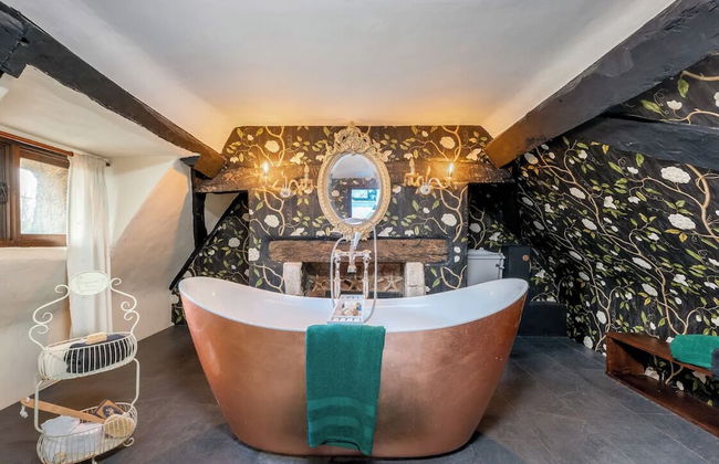 16th Century Thatched Cottage - Photo 8