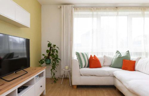 Sunny & Modern Near the Beach & Village w Parking - Foto 10