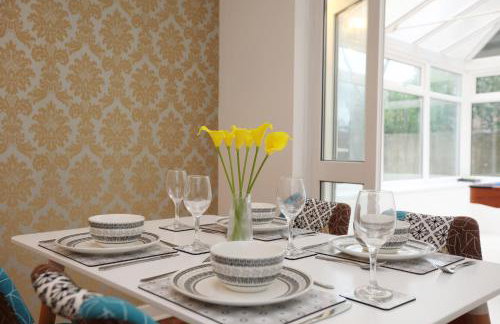 Hollybush Place By N And N Stays Ltd, Perfect for Contractors and Workers, Large Private Driveway for Work vans And Vehicles, Great Location and Fast Wifi - Foto 7