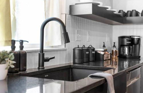 The Luxx - ALL NEW / 4 BD / Poolside / Hot Tub / Lake View - Foto 37