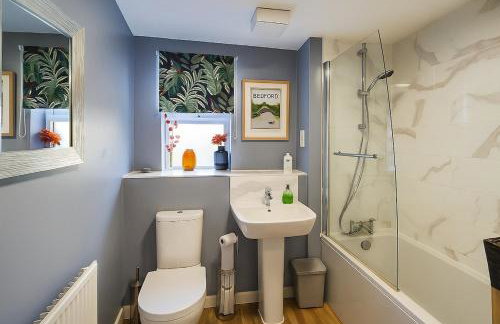 Stylish 2-Bedrooms - Perfect for Contractors, Families, & Groups - Guest 4 - Speedy Wi-FI - Foto 4