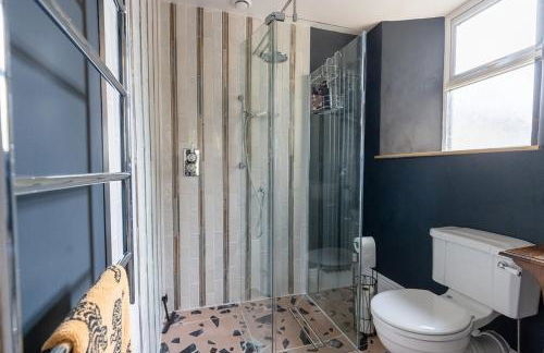 CLIFTON BANK - Characterful & Cosy Home in Buxton, Peak District - Photo 3