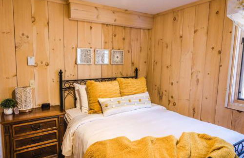 Wine Moose w Hot tub Fireplace Sauna 9min to Mt Snow - Foto 50