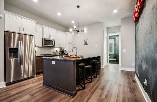 Private Home with Rooftop Game Room near Downtown - Foto 12