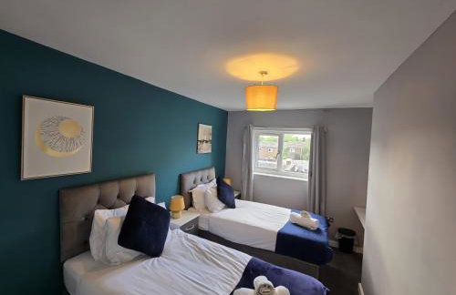 2ndHomeStays- Willenhall-A Serene 3 Bed House with a Garden View-Suitable for Contractors and Families-Sleeps 9 - 7 mins to J10 M6 and 21 mins to Birmingham - Foto 3