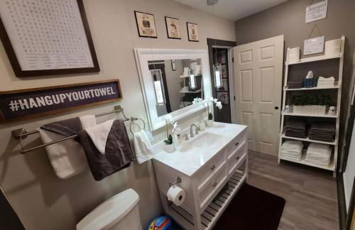 King Bed In Main Floor - Downtown Vacation Rental - Foto 39