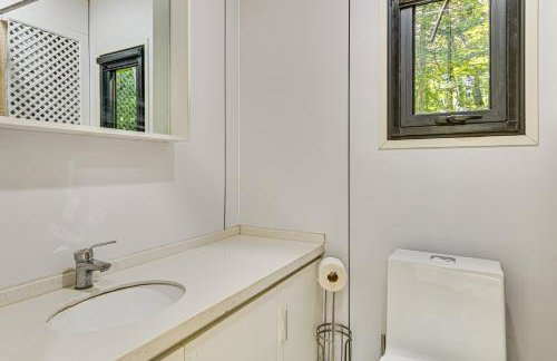 Waterfront Durham Getaway with Deck and Trails! - Foto 15