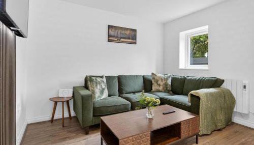 City Centre 2BR Apt with Balcony Access and Free Parking - Foto 2