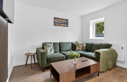 City Centre 2BR Apt with Balcony Access and Free Parking - Foto 2