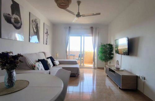 ¡Espectacular apto con vistas al mar con Wifi! - Foto 4