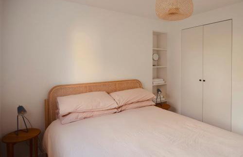 High Cogges Farm Holiday Cottages - The Cart Shed - Photo 9