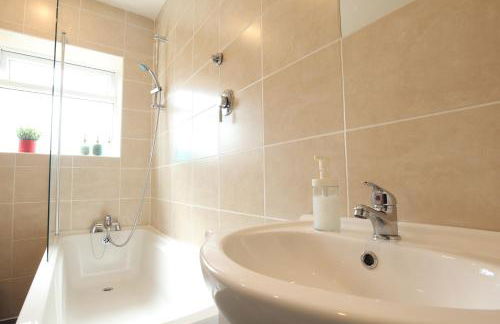 2-Bedroom, Free Parking, High Speed Wi-Fi, Swinton Manchester - Foto 7