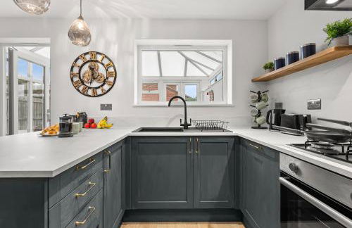 Modern 3-Bed Home, Super King Beds, Drive Parking - Foto 17