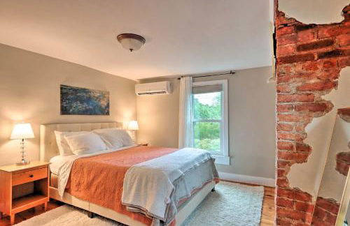 Charming Abode with Patio - Walk to Town and River! - Foto 12