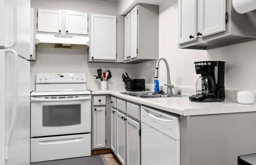 Alaskan WolfDen Close to airport centrally located - Photo 18