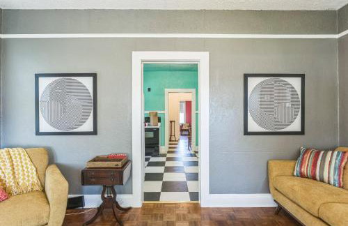 Retro Revival with Modern Comfort - A Mid-Century Gem in Gonzales LA - Foto 16
