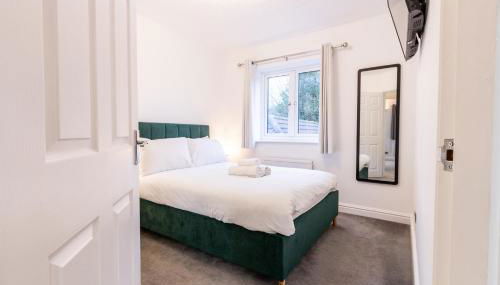 Charming Home in Bromsgrove - Perfect for Groups - Foto 3, towels, wardrobe