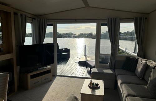 Lakeside Holiday Home with Hot Tub - Foto 12