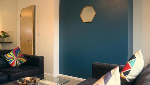 The Sawmills, Carlisle - Spacious 4 Bedroom Family House - Free WiFi - & Parking - Walk to Carlisle Castle - Foto 3