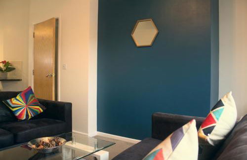 The Sawmills, Carlisle - Spacious 4 Bedroom Family House - Free WiFi - & Parking - Walk to Carlisle Castle - Foto 3