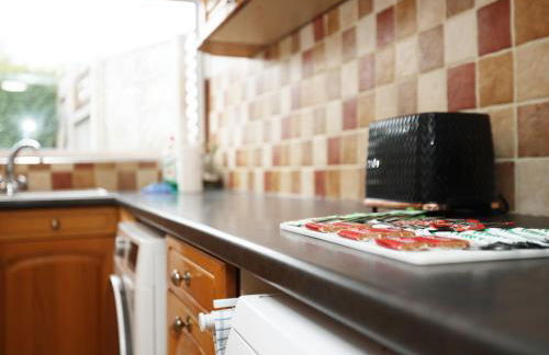 Mount Rd By N And N Stays Contractor Friendly 4 Bed House With Large Driveway, Bath - Photo 39