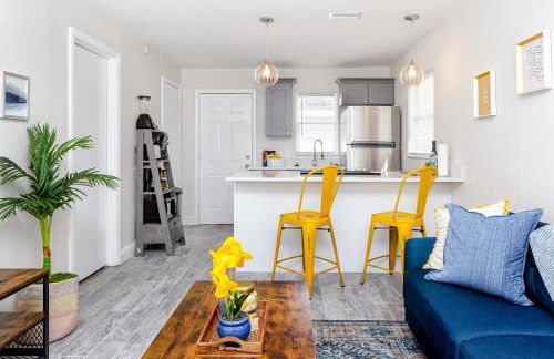 Walk to Downtown - 7min to beach - King bed & Free parking - Foto 13