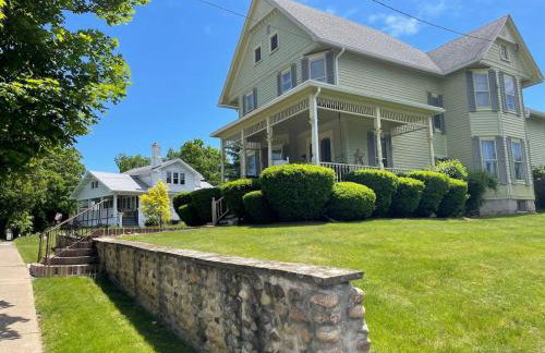 It's A Wonderful Life - Main St Penn Yan - Walk to Shops & Dining - Hot Tub - Pets OK - Seneca & Keuka Lake - Foto 5